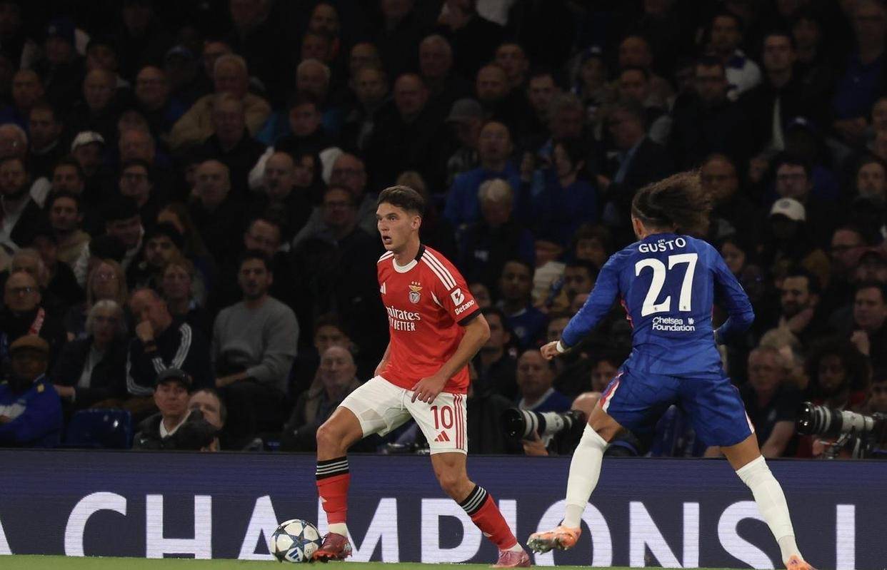 包含英超倒计时，本菲卡冲刺阶段外线爆发，细节引发关注，底气十足，资深球员宣示担当的词条